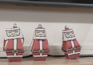 Mikołaje 3D na parapecie. Prace wykonane pod opieką Pani A. Kosińskiej.