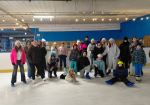 Uczestnicy zajęć w łyżwach na nogach przygotowani do zabawy na lodzie