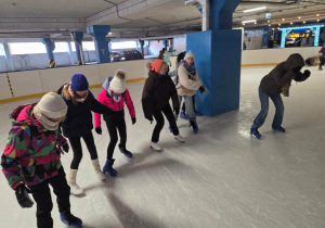 Lekcja jazdy do tyłu prowadzona przez opiekuna grupy