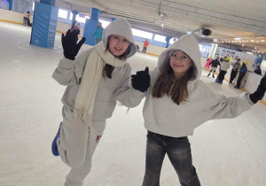 Dziewczyny w czasie jazdy na łyżwach