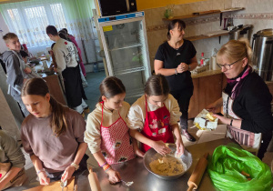 Powstaje ciasto na faworki , ciągle dodajemy kolejne składniki