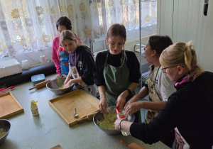 Dziewczyny łączą ciasto z octem