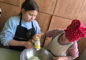 Dziewczyny odmierzają śmietanę do ciasta