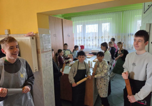 Chłopcy przygotowani do wałkowania , trzymają wałki w dłoniach