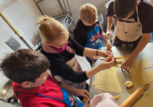 Chłopcy uczą się jak wywinąć ciasto, żeby powstał faworek