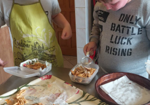 Upieczone faworki posypujemy cukrem pudrem