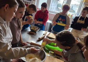 Dziewczynki odmierzają śmietanę do ciasta