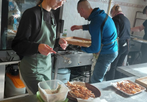 Faworki w czasie smażenia przez opiekunów