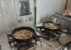 Faworki w czasie smażenia