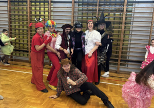 Nauczyciele w wyjątkowej odsłonie podczas balu karnawałowego