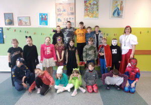 Zdjęcie klasy 3b tuż przed balem karnawałowym