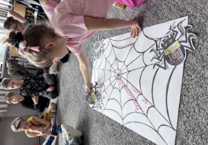 Klasa 2b przygotowuje plakat