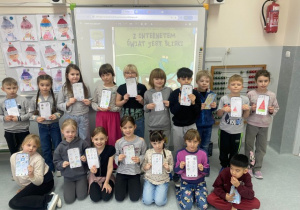 Uczniowie klasy 1c z wykonanymi przez siebie smartfonami