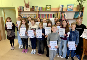 Zdjęcie grupowe uczestników konkursu bibliotecznego "Zabierz książkę na ferie".