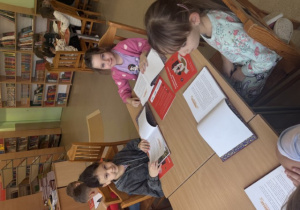 Uczennice klasy pierwszej w trakcie lekcji bibliotecznej.