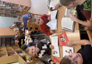 Uczniowie klas pierwszych czytają książkę 'Wnuczka Antykwariusza".