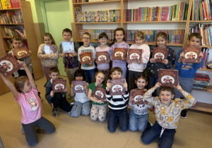 Uczniowie klasy 1 w bibliotece szkolnej podczas lekcji.