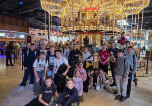 Uczestnicy tajemniczej wyprawy przed karuzelą w Mandorii