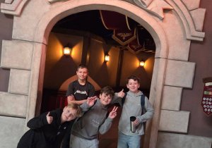 Chłopcy przed wejściem do Aquilli