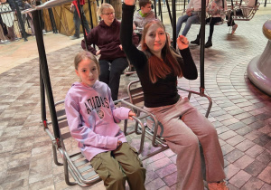 Uczestnicy tuż przed przejażdżką tradycyjną karuzelą łańcuchową