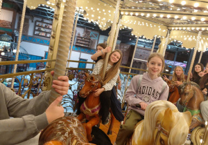 Dziewczynki w czasie jazdy karuzelą