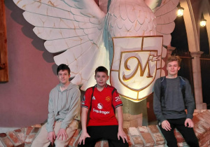 Chłopcy z wielkim orłem symbole Aquilii w tle