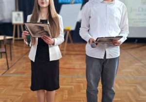 Uczniowie klas ósmych, którzy poprowadzili apel z okazji Dnia Patrona 2026