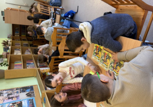 Uczniowie klasy 5 w trakcie lekcji bibliotecznej.