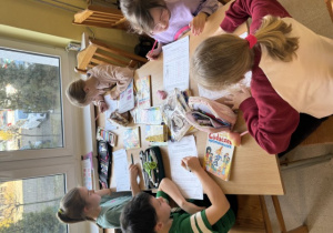 Uczniowie klasy 2B podczas lekcji bibliotecznej.