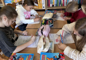 Uczniowie klasy drugiej w trakcie wykonywania zadań związanych z omawianą lekturą.