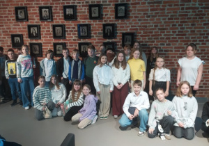 Uczniowie klasy IV a i IV b przed spektaklem