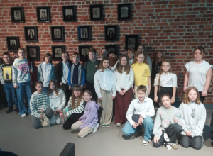 Wsłuchać się w dźwięki lasu – wycieczka klas IV a i IV b do teatru