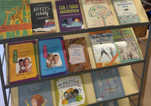 wystawa książek w szkolnej bibliotece