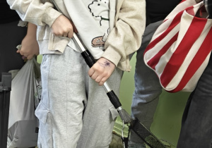 Uczennica z podbierakiem na ryby zamiast plecaka