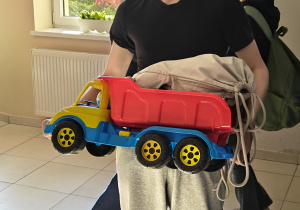 Samochód zabawka w roli szkolnego plecaka