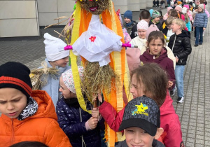 Pochód uczniów z marzanną