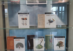 Wystawa książek związanych z twórczością Andrzeja Wajdy na szkolnym korytarzu