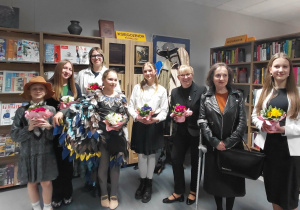 Reprezentacja Szkoły Podstawowej im. Jana Długosza w Rzgowie w czasie wieczoru poetyckiego w rzgowskiej bibliotece