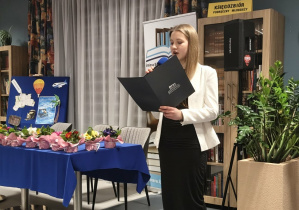 Uczennica klasy ósmej podczas recytacji