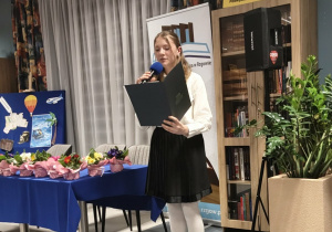 Uczennica klasy czwartej w czasie recytacji