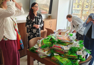 Na stole widać 30 paczek rozłożonych przez uczniów i pracowników Fundacji dla dzieci w wieku 3- 6 lat.