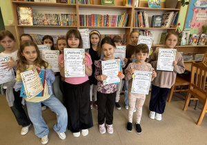 Zdjęcie przedstawia zwycięzców i wyróżnionych w konkursie recytatorskim w kategorii klas 1-3.