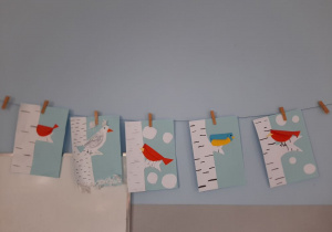 Zdjęcie przedstawia zimowe ptaszki na gałęziach brzozy.