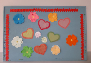 Walentynkowe serduszka oplecione nitką