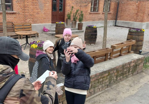 Drużyny poszukiwaczy z kotem szkolnym w tle.