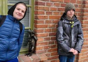 Chłopcy z kotem stróżującym.