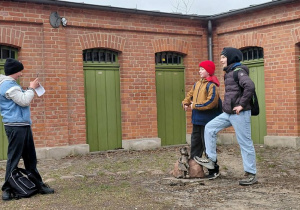 Chłopcy odnaleźli kota komórkowego i pozują do zdjęcia.