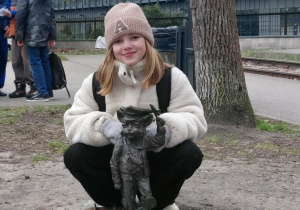 Uczestniczka wyprawy z kotem kolejowym.