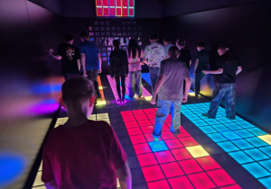 Uczniowie podczas zabawy w Pixel XL