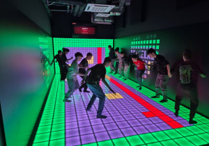 Uczniowie podczas zabawy w Pixel XL